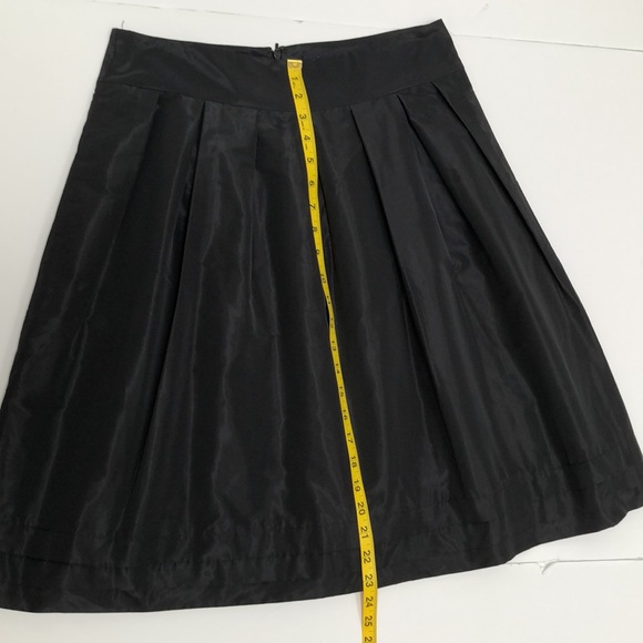 Banana Republic - Black pleated skirt with shine - size 10 - Picture 6 of 8